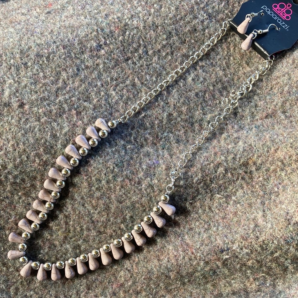 Paparazzi Silver and Gray Crackle Stone Necklace. NWT